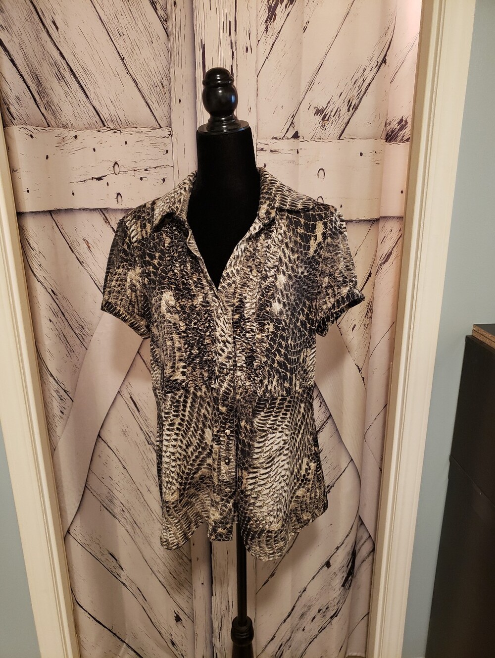 Reitmans Black and White Snakeskin Button-Front Top